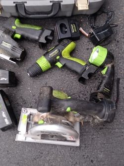 Juego De Taladros Dos Cortadoras De Madera Una Lampara Marca Kawasaki