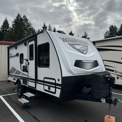 Travel Trailer - 2020 Winnebago Micro Minnie 1700bh