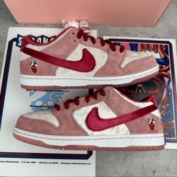 Nike SB Dunk Low StrangeLove Skateboard