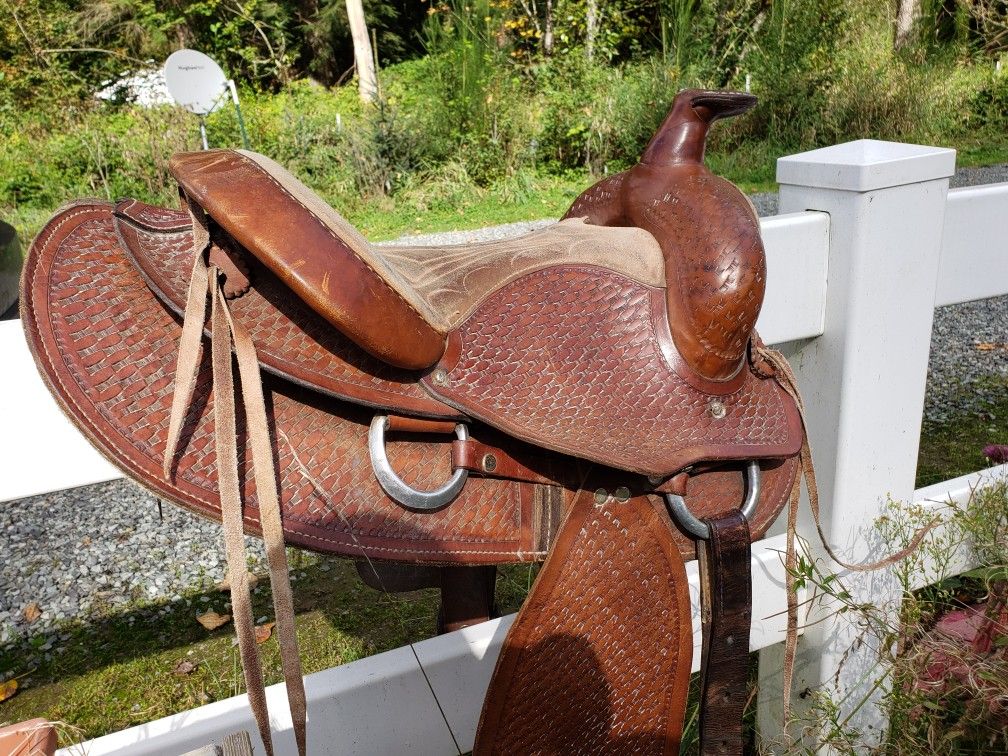 15" western saddle, 6" gullet (semi qh bars)