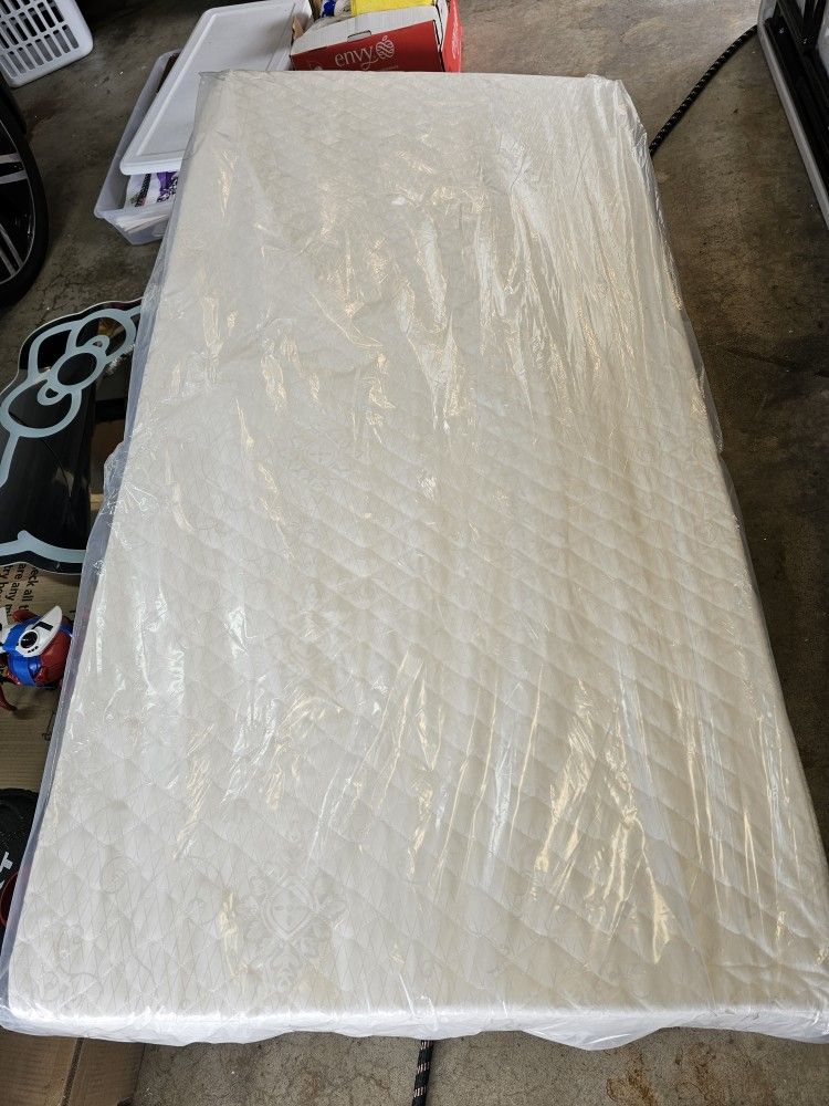 Kids Twin Mattress "Clean"
