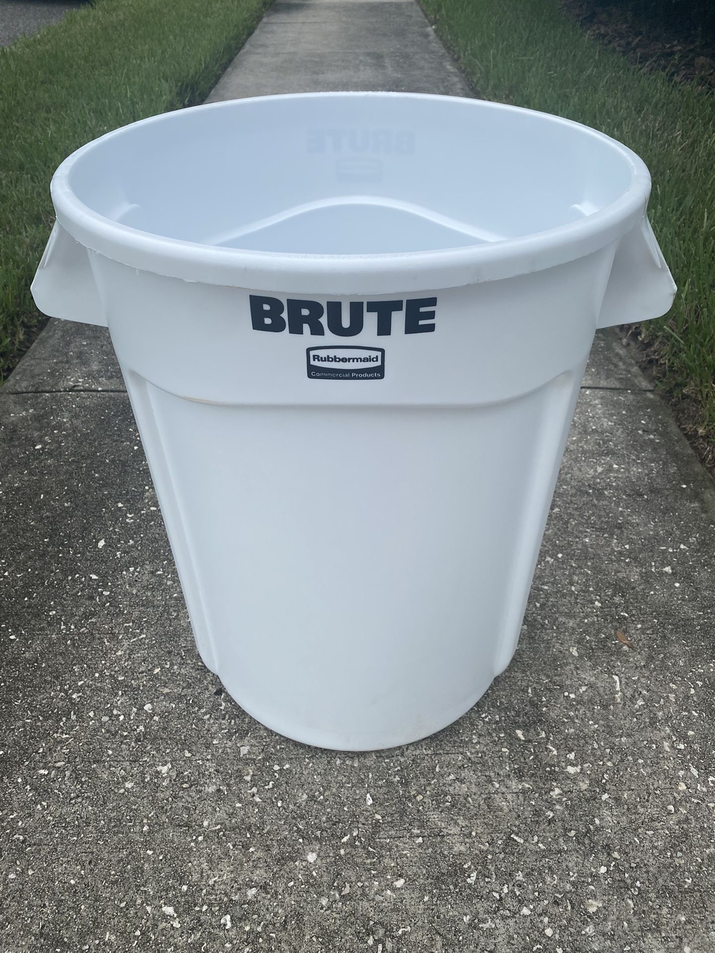 Rubbermaid Brute White 32 Gallon Commercial Trash Cans