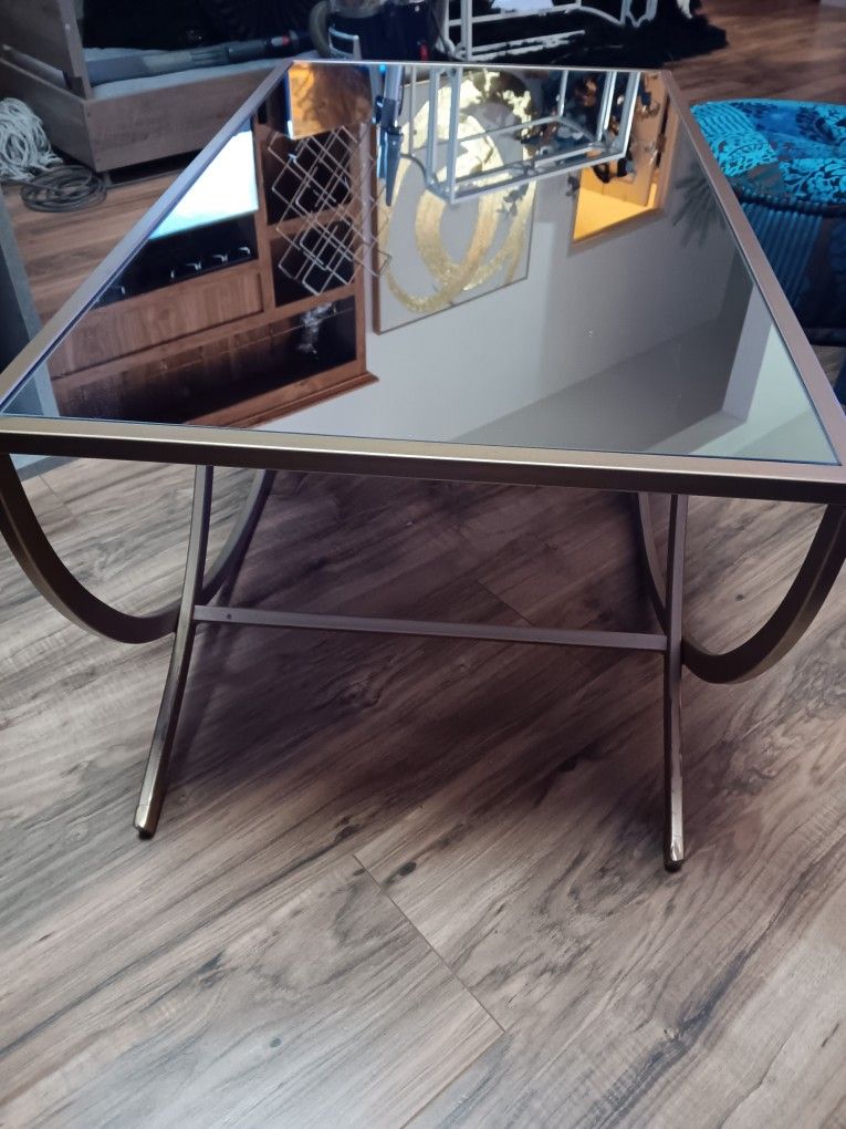 BEAUTIFUL MIRRORED TABLE