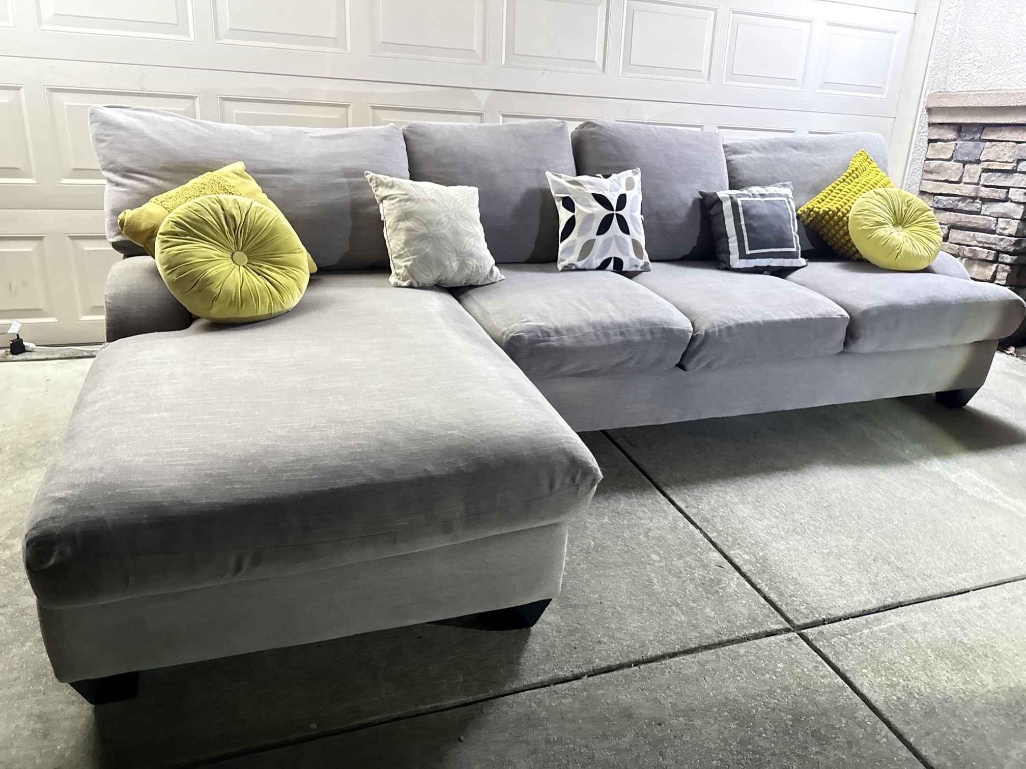 🚚📦LIVING SPACES~FREE DELIVERY!  MEDIUM GRAY SECTIONAL!  GOOD QUALITY