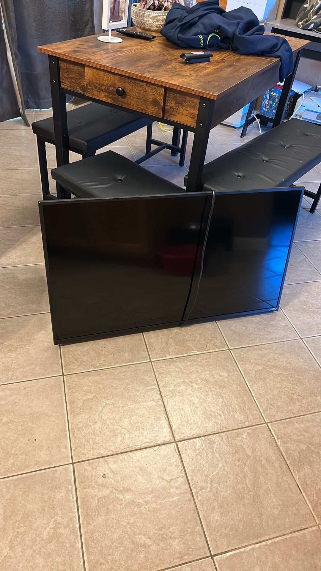 Vizio HD 50in TV With Wall Mount & Firestick