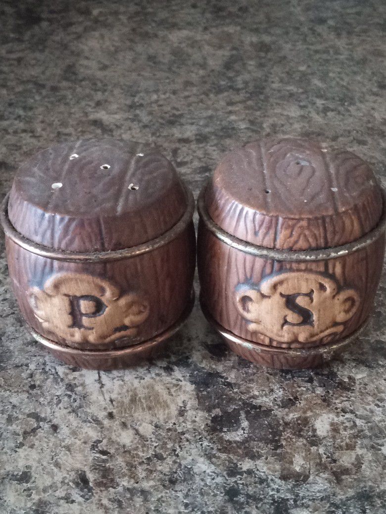 Ceramic Whiskey Barrel Salt and Pepper Shaker Set Wine Barrels Shakers Vintage

