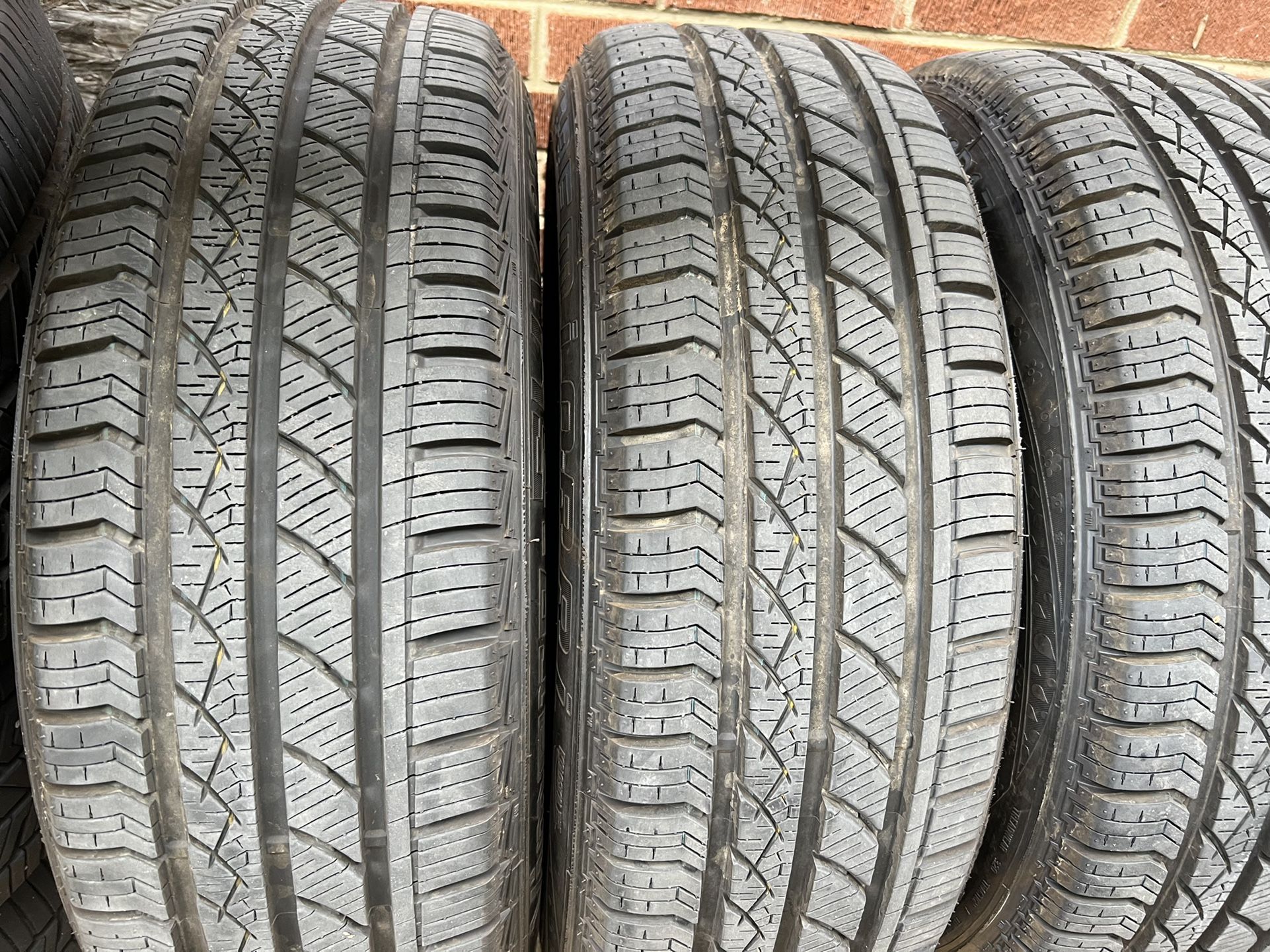 215/60R17 Solo 1000 Millas Corrió Como Nuevas 4 Son Iguales