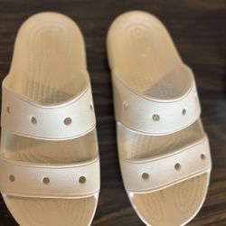 Women’s Crocs Sandals Size 6 (beige)