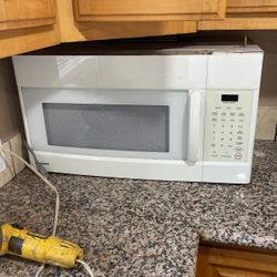 Microwave With Vent 