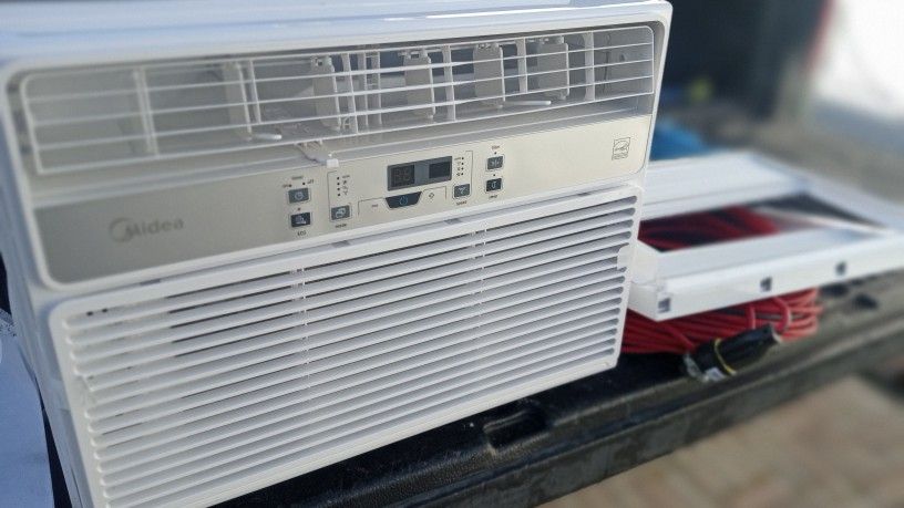 Midea 10,000 BTU Air Conditioner. In Like New Condition