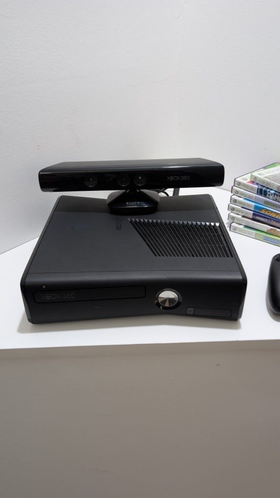 Xbox 360 + Kinect + 7 Games