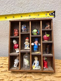 REPISA ANTIGUA DE MADERA CON FIGURAS EN MINUATURAS DE PORCELANA