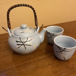tea pot with two cups