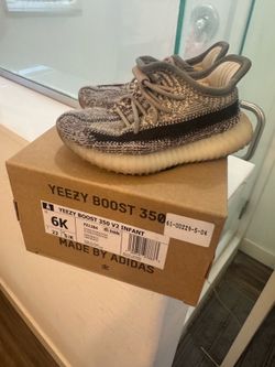 Used Kids Yeezy 350 Size 6k - 20$ OBO