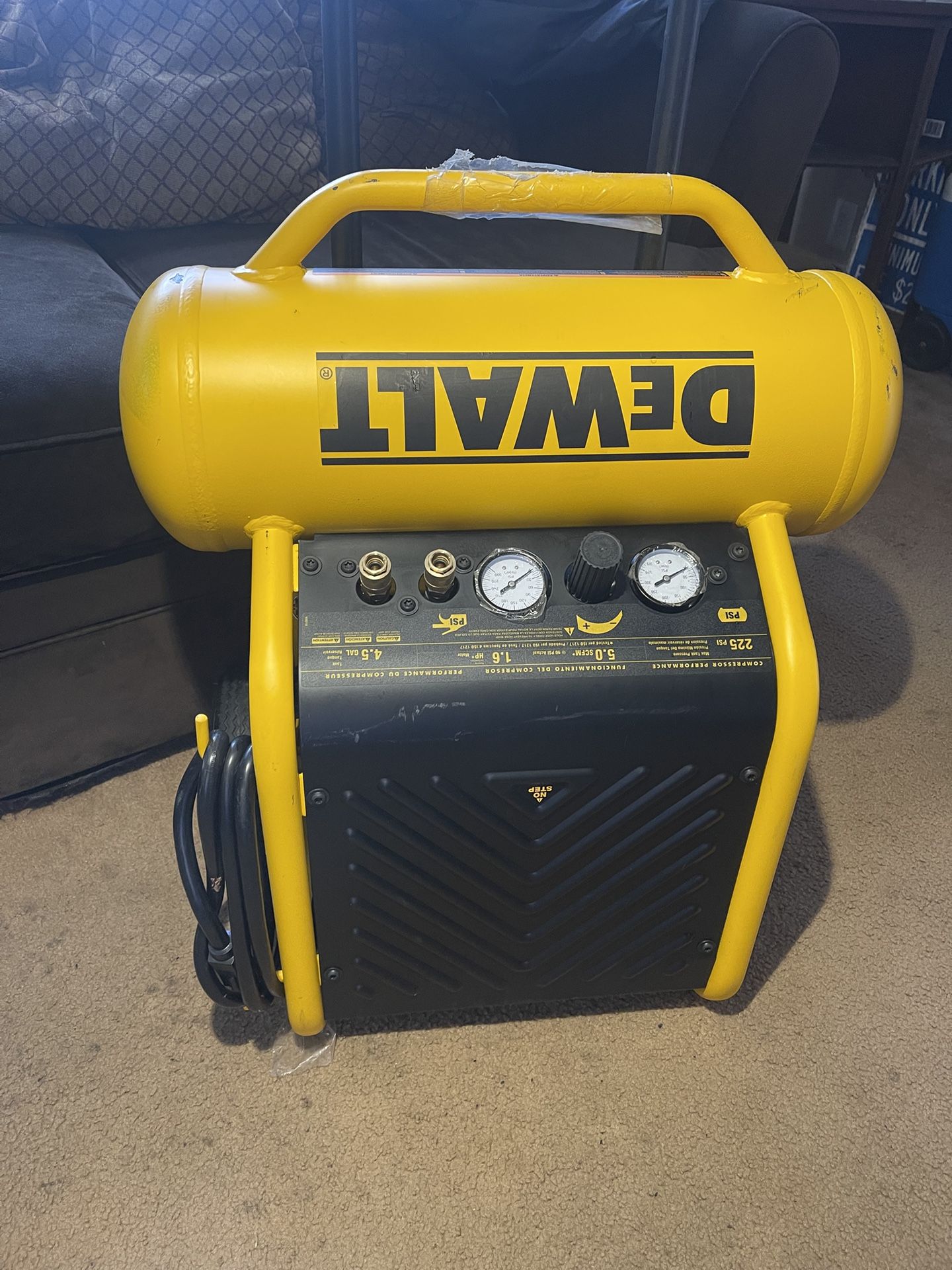 DeWALT 4.5 Gal. AIR COMPRESSOR 