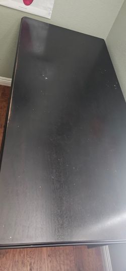 Black  desk Length 5 Ft x 2ft &3 inch Wide.  Hight Is 2 Ft & 3 Inch