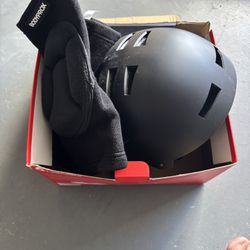 Helmet + Knee Sleeves 
