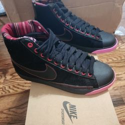 Nike sneakers.size.6:5