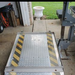 Hitch Mounted Lift Gate 