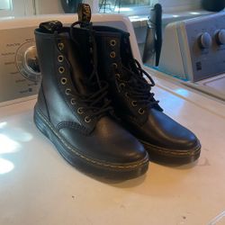 Dr. Marten. Women’s 7. Brand New: 