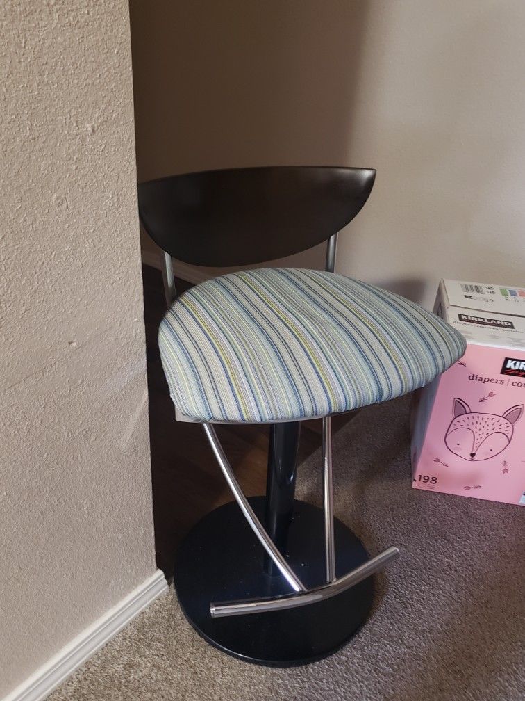 Cushioned Stool With Foot Rest