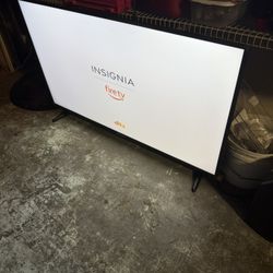 55” Insignia Smart Tv Television Televisor With Remote