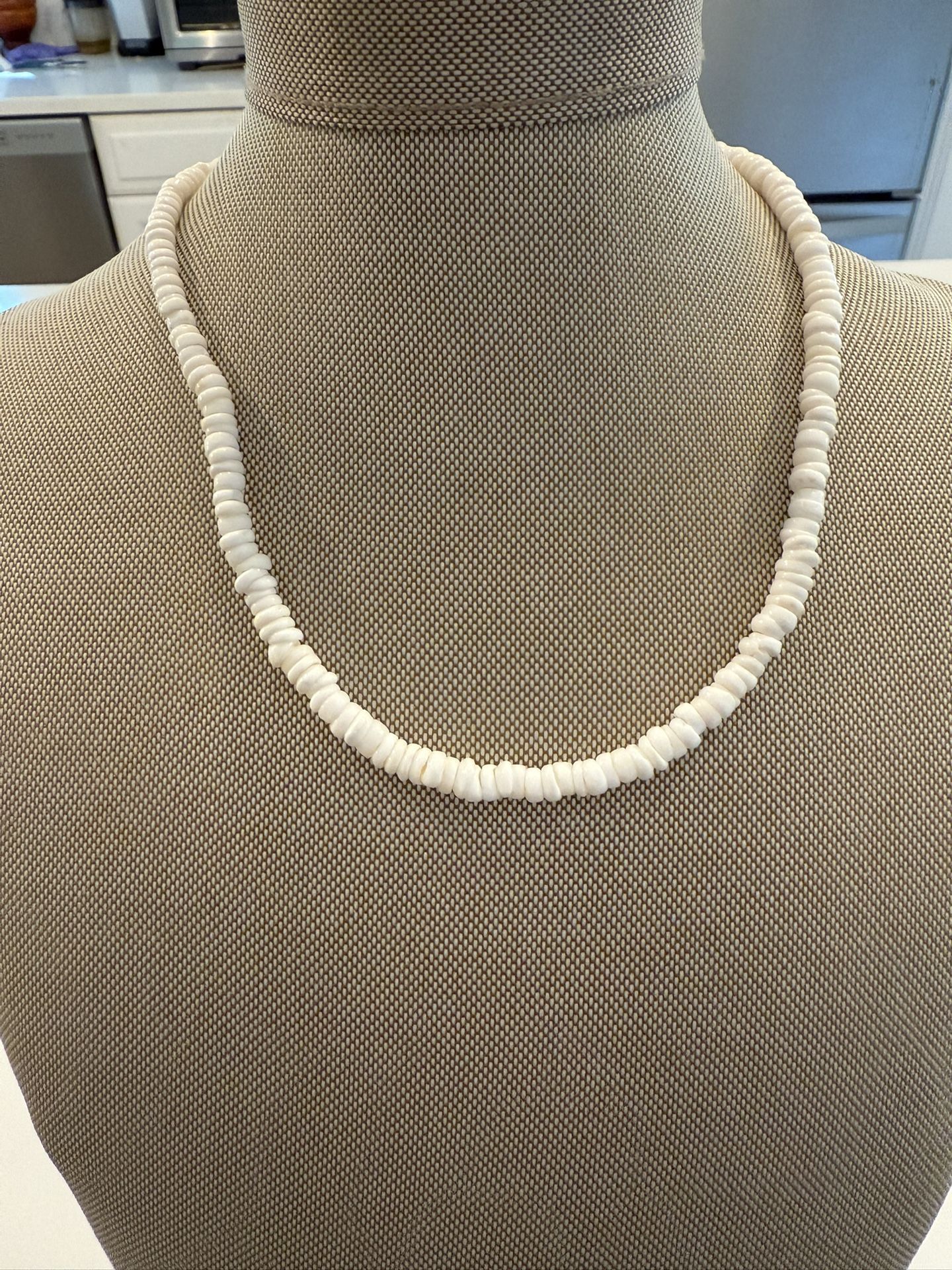 Beautiful Vtg Hawaii Puka Shell Silver Tone Clasp choker necklace unisex
