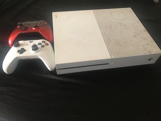 Selling my Xbox one s with 2 controller