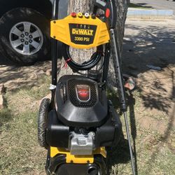DEWALT 3300 PSI 2.4 GPM Cold Water Gas Pressure Washer with HONDA GCV200 Engine