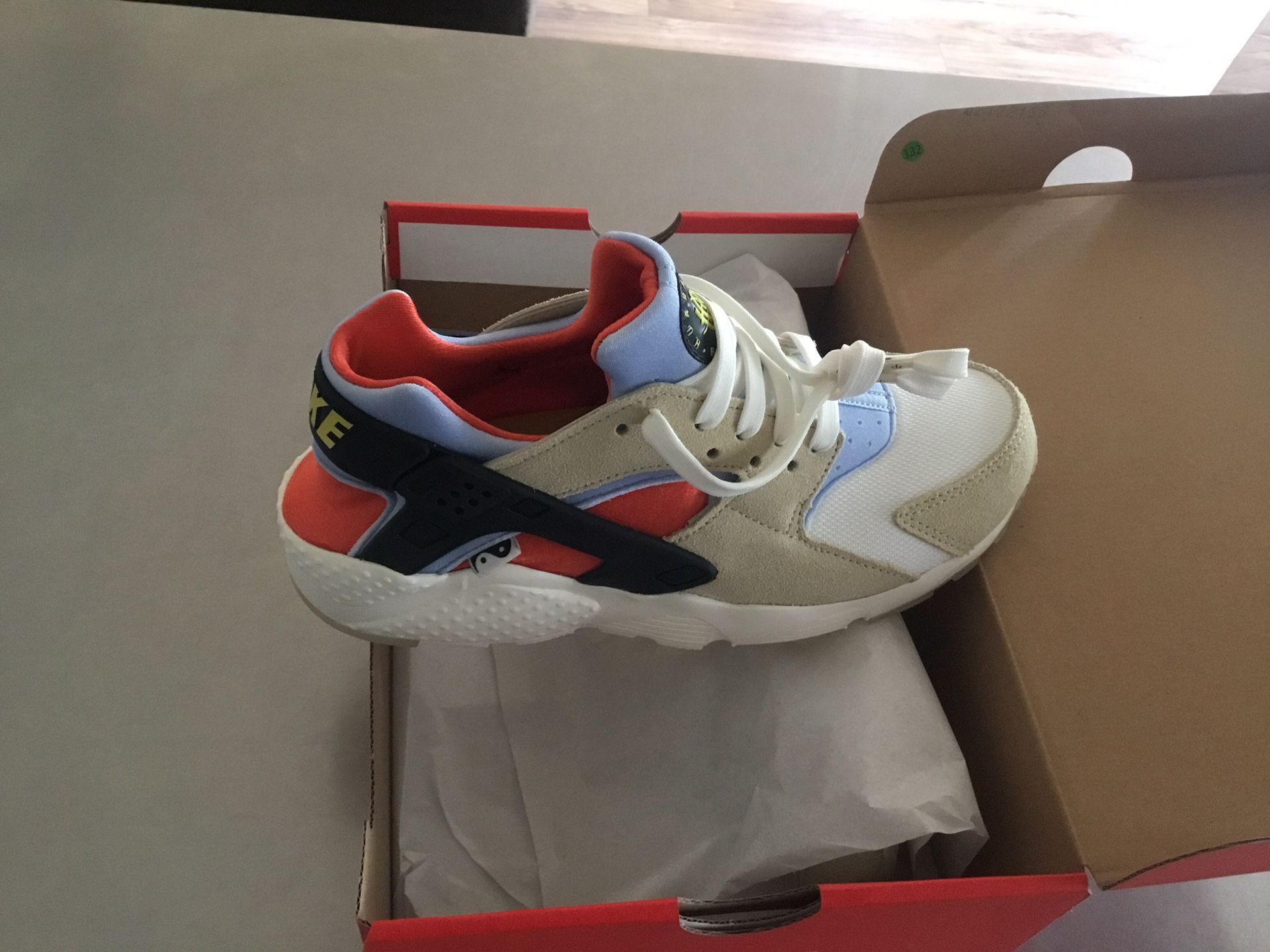New Kid’s Nike Huarache Run size 7Y (size 8.5 Women’s)