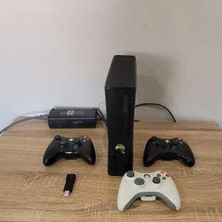 XBox 360 Works Perfectly 3 Controllers (2 Are New)