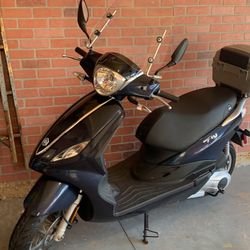 2017 Piagio Scooter Like New