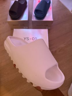 Yeezy Slides White Size 7 Size 8