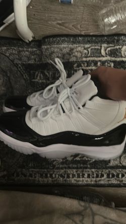 Jordan 11s black and size size 9.5
