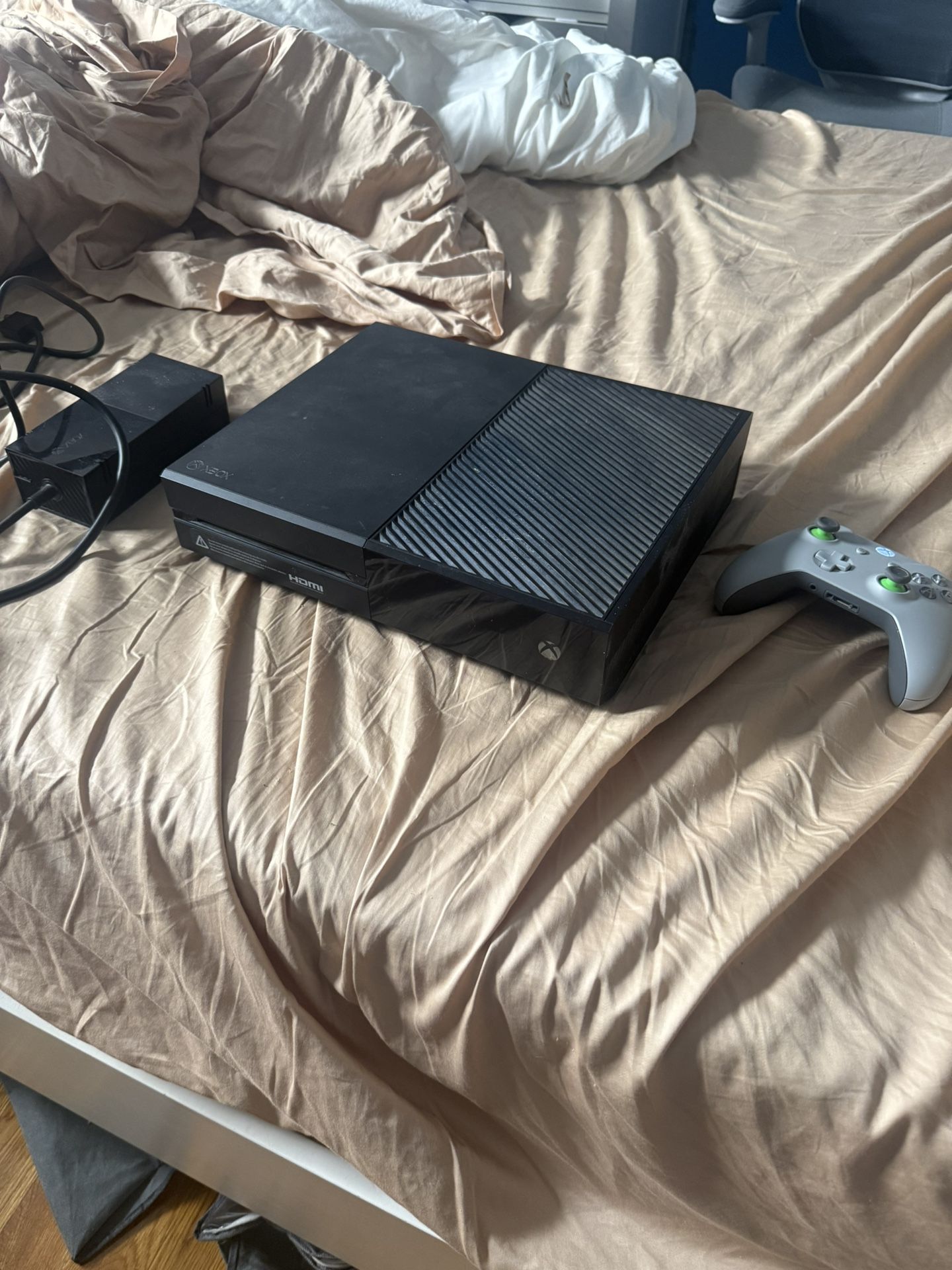 Xbox One W/ Controller