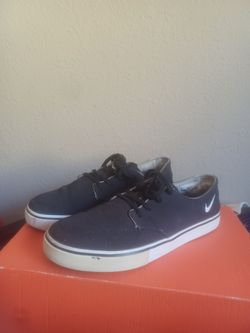 Men's  black Nike shoes size 9,,5
