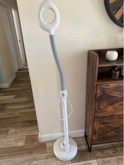 Facial Magnifying Glass Stand