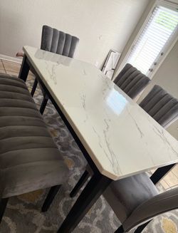 Dinning Table like New with chairs
