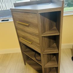 Modern Corner Cabinet with Drawers & Shelves – Great Condition. Gabinete Esquinero Moderno con Gavetas y Repisas – Muy Buen Estado