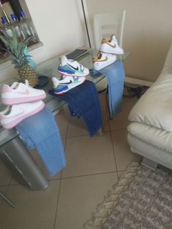 Sneakers/ Jeans