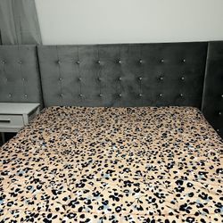 King Bed With Matching Night Stands 
