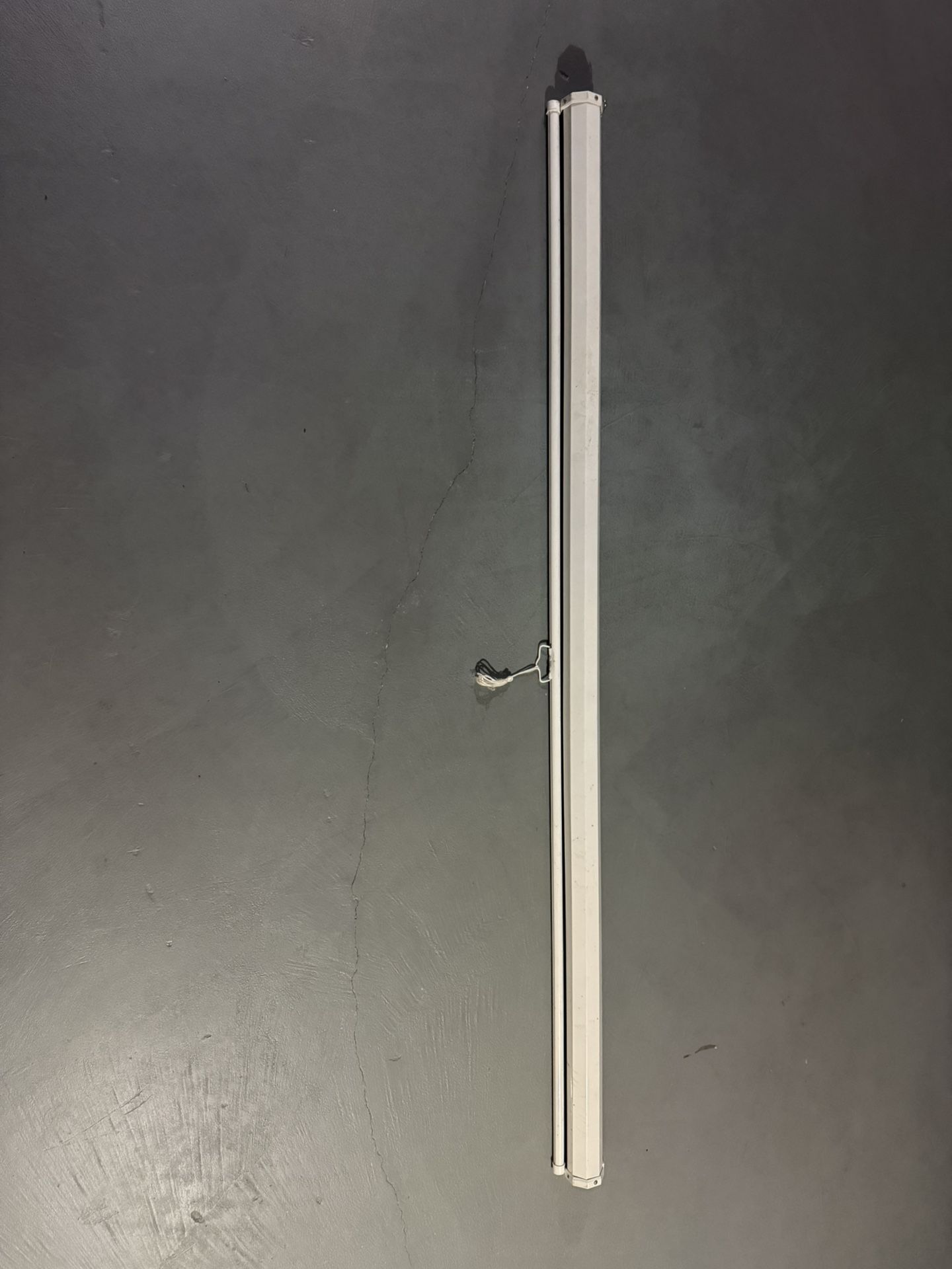 Projector Pull Down Screen. 100 Inch