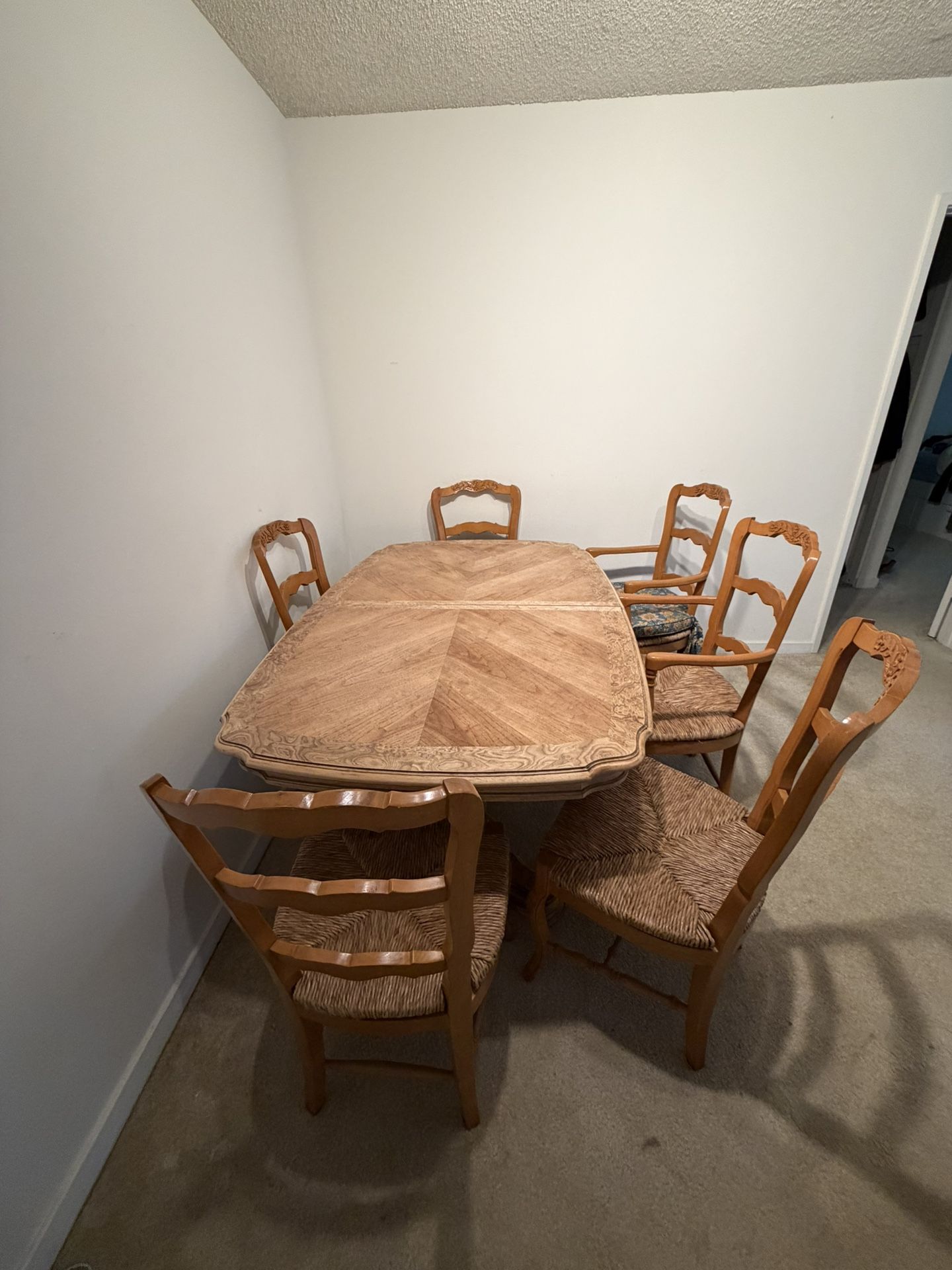 Dinning Table With Chairs