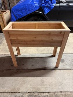 Cedar plant box