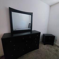 queen bed set, dresser with mirror, and two night stands 