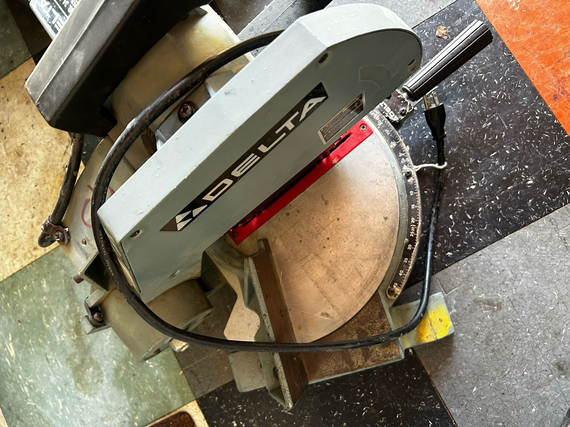 Delta 10” Motorized Miter Box / Caja De Ingletes Eléctrica