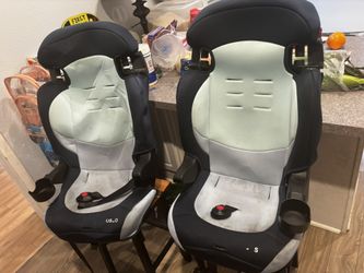 2 Car seats With Cup holders