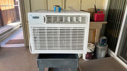 Midea 18 K Ac Unit $325