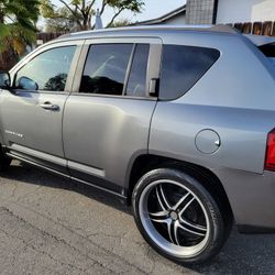 Jeep Compass, Low Miles, 4 Cylinder Gas Saver, Clean Title, Smogged, Registered, 20" Rims, Runs Great 