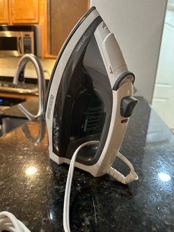 Black Decker compact steam iron